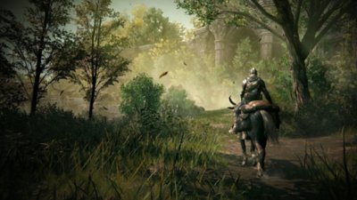 Captura de pantalla de Elden Ring Shadow of the Erdtree que muestra a un personaje cabalgando en un bosque