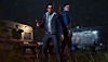 Evil Dead: The Game – zrzut ekranu przedstawiający dwie postacie stojące do siebie plecami