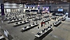 Konferenčni center EVO s postavljenimi mizami