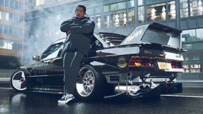 《Need for Speed Unbound》螢幕截圖呈現一個遊戲角色斜倚在一輛裝有大型擾流尾翼的訂製Mercedes車款上