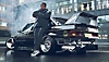 Captură de ecran Need for Speed Unbound cu un personaj sprijinit de un Mercedes personalizat, cu un spoiler mare