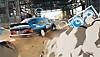 Captură de ecran Need for Speed Unbound cu un BMW personalizat care lasă în urmă praf și fum, în stil graffiti