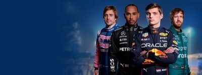 F1 22:n promokuva, jossa näkyvät Fernando Alonso, Lewis Hamilton, Max Verstappen ja Sebastian Vettel
