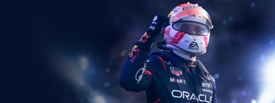 Arte promocional de F1 23 mostrando Max Verstappen erguendo o punho com o uniforme da Red Bull