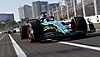 《F1 23》截屏：阿斯顿·马丁车队的 F1 赛车在赛道上疾驰