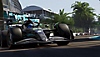 Capture d'écran de F1 23 – une voiture de Formule 1 Mercedes fonce sur un circuit