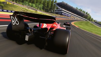 Snimak ekrana igre F1 24 na kom je prikazan crveni bolid otpozadi