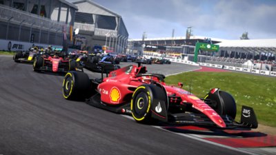 F1 22 – Screenshot, der eine beleuchtete Boxengasse zeigt