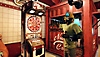 Screenshot von Fallout 76: Nuka-World on Tour, auf dem eine Figur Darts spielt