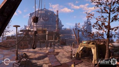 Captura de pantalla de Fallout 76, que muestra a un grupo de personajes reunidos delante de una gran estructura en forma de cúpula
