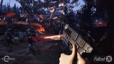 Fallout 76 – posnetek zaslona kaže lik, ki drži veliko, pištoli podobno orožje