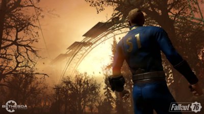 Captura de pantalla de Fallout 76 que muestra a un morador del refugio observando un puente.
