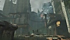 Captura de pantalla de Fallout 76 Atlantic City: America's Playground que muestra a tres personajes explorando una ciudad anegada.