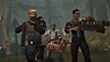 Fallout 76 Atlantic City - America's Playground screenshot met drie personages die poseren met uitvoerige op maat gemaakte wapens.