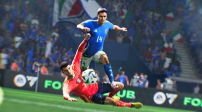 Captura de pantalla de UEFA EURO 2024 en EA Sports FC 24 que muestra un jugador italiano esquivando una barrida de un jugador español