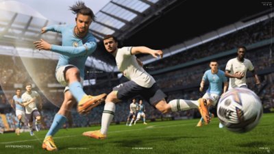 لقطة شاشة تظهر لاعبًا يركل الكرة في لعبة FIFA 23 المقدمة من EA Sports