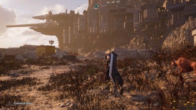 Capture d'écran de Final Fantasy VII Rebirth montrant Cloud et Red XIII qui explorent un paysage désertique avec une ville moderne en arrière-plan.