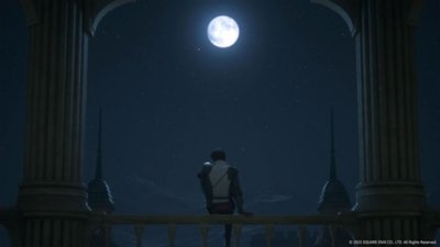 Captura de tela de Final Fantasy XVI mostrando um personagem sentado numa sacada sob a lua cheia