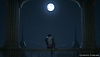 Captura de pantalla de Final Fantasy XVI que muestra a un personaje sentado en un balcón bajo la luna llena