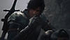 Captura de pantalla de Final Fantasy XVI que muestra a Clive Rosfield observando su puño cerrado
