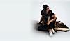 Forspoken – umetniška podoba s prikazom Frey med sedenjem na tleh s Cuff zapestnico okrog roke