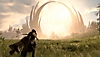 Una imagen que muestra a Frey corriendo hacia una gran estructura circular silueteada por la brillante luz del sol.