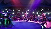 Captura de pantalla de Fortnite Festival 2 que muestra a algunos personajes tocando una canción frente a un público enorme
