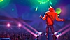 Fortnite Festival-screenshot van een personage voor een enorme menigte staat te zingen