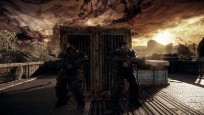 Gears of War: Reloaded – Capture d’écran montrant Marcus Fenix et Dominic Santiago, à couvert sur un toit