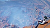 Impacto de GenShin: Captura de pantalla de la actualización 2.7 que muestra a un personaje sentado al borde de un acantilado mirando el paisaje abajo