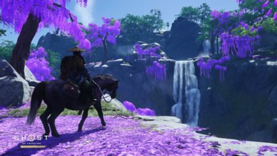 Captura de pantalla de Ghost of Tsushima que muestra un paseo a caballo por la isla de Iki