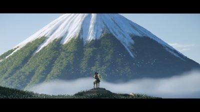 Captura de pantalla de una cinemática de Ghost of Yōtei que muestra a Atsu frente al monte Yōtei.