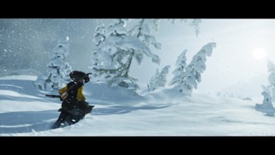 Cinematisch screenshot van Ghost of Yōtei met Atsu die door de sneeuw loopt.