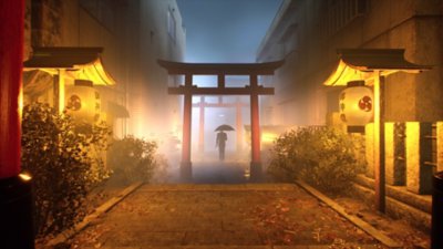 Ghostwire: Tokyo – Screenshot met een persoon in de verte die een paraplu vasthoudt en onder Torii-poorten door loopt