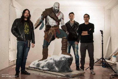 Fankunst fra god of war – statue av kratos på en stein
