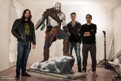 fan art de god of war: estatua de kratos sobre una roca