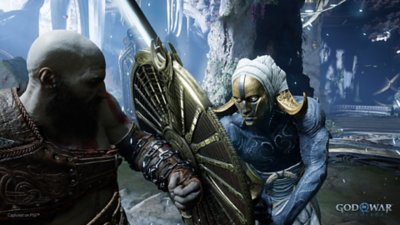 لقطة شاشة للعبة god of war تعرض كريتوس يحمل درع ذهبي