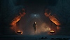 Gotham Knights – снимок экрана, на котором член Суда сов стоит между двумя гигантскими статуями каменных сов