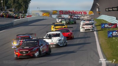 Watkings Glen International'da bir yarışı gösteren Gran Turismo 7 ekran görüntüsü