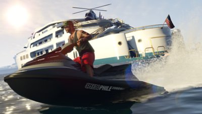 《Grand Theft Auto 在线模式》的屏幕截图，所示为一个角色在大型游艇附近骑乘喷气艇