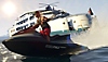 Captura de pantalla de Grand Theft Auto Online que muestra a un personaje montando una moto acuática cerca de un gran yate
