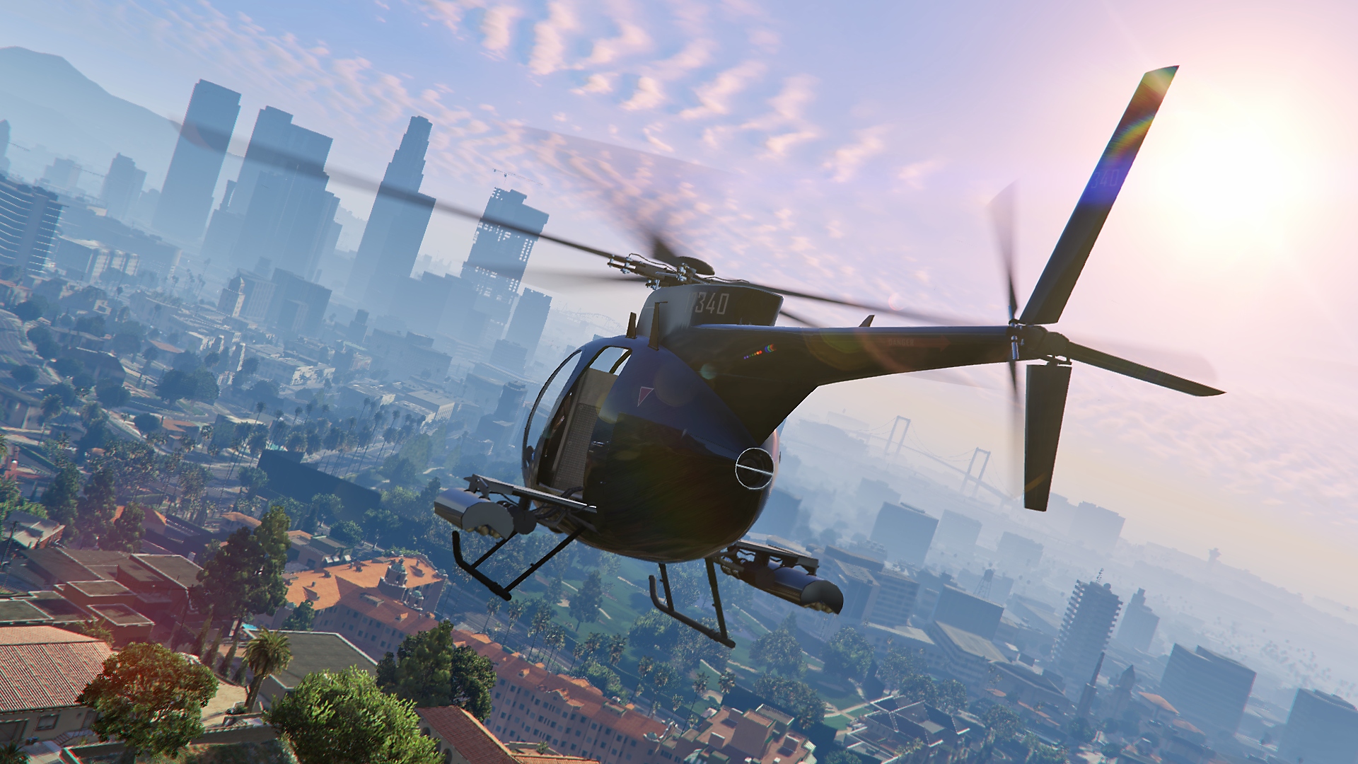 Grand Theft Auto V – snímek obrazovky zobrazující letící vrtulník s panoramatem města na pozadí