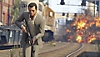 《Grand Theft Auto V》螢幕截圖，顯示要角麥可奔跑逃離爆炸現場。