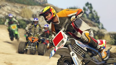 《Grand Theft Auto V》的屏幕截图，所示为主角富兰克林骑着越野摩托车与其他骑四轮摩托的人追逐