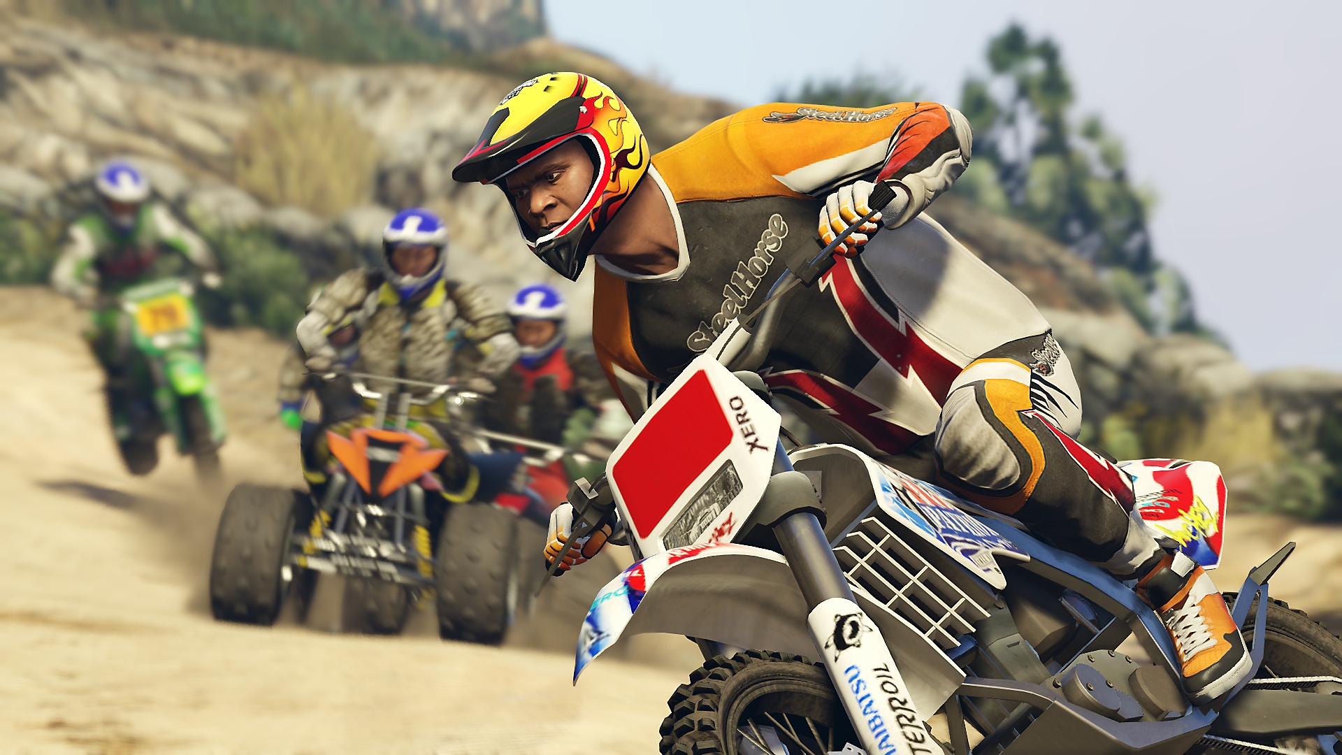 ภาพหน้าจอ Grand Theft Auto V แสดงให้เห็นตัวละครหลัก Franklin ที่อยู่ในการแข่งรถมอโตครอสกับผู้แข่งขันคนอื่นบนควอดไบค์