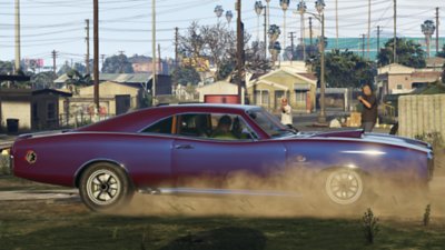 《Grand Theft Auto V》的屏幕截图，所示为一辆紫色的肌肉车在烧胎