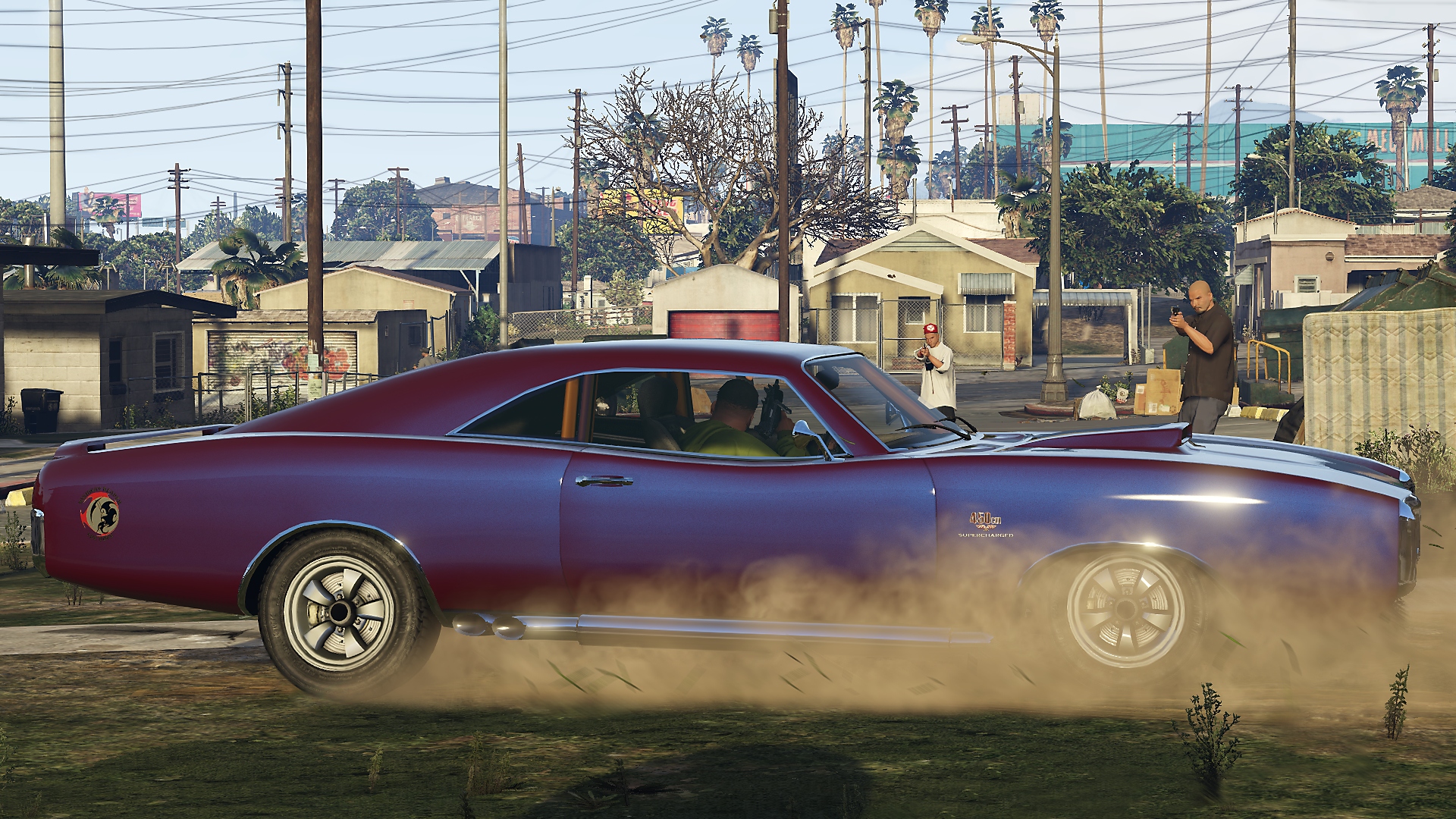 《Grand Theft Auto V》螢幕截圖，顯示一輛紫色肌肉車正在做輪胎打滑動作
