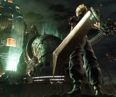 Final Fantasy VII Remake - arte principal com Cloud, a personagem principal, de pé e em frente à sede da Shinra.