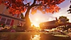لقطة شاشة من لعبة Grounded تعرض منظرًا لغروب الشمس من بين منزلين عبر بركة.