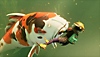 لقطة شاشة من لعبة Grounded تعرض طفلًا يقاتل سمكة كوي تحت الماء.